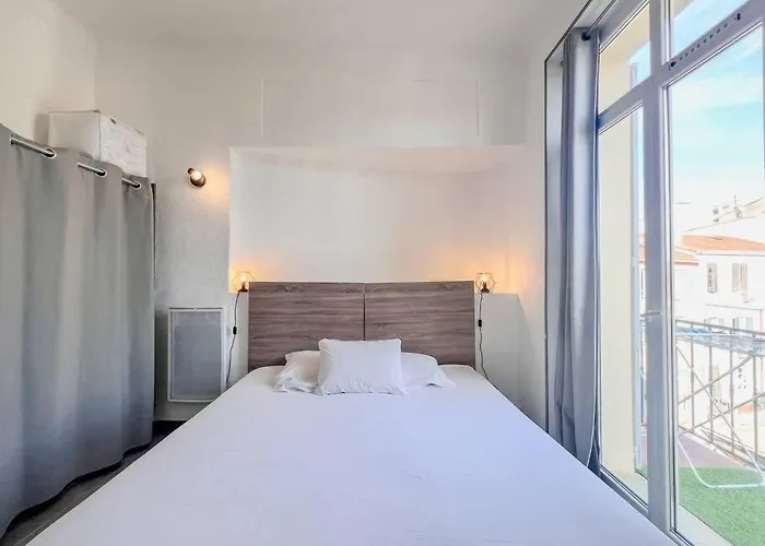 - Charming With Balcony 别墅 *