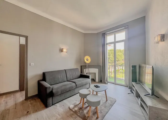 - Charming With Balcony 别墅 *